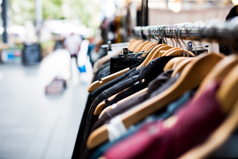 vitrine-GRASSE-min_blur_close_up_focus_hanger_jacket_market_people_rack-1176303