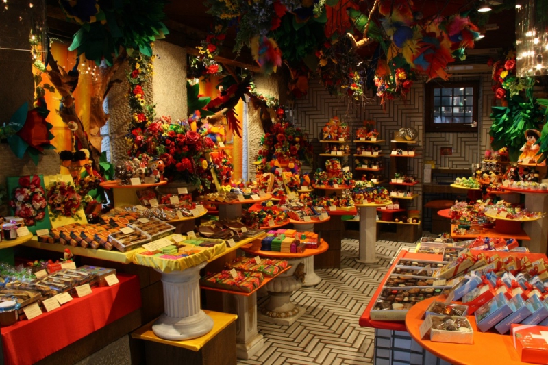 vitrine-GRASSE-min_candy_store_chocolate_shop_chocolate_switzerland-393515